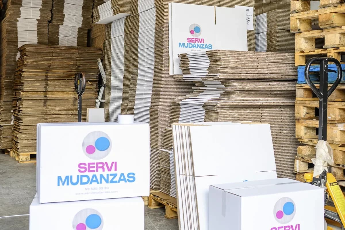 Almacén de Servimudanzas con cajas planas y cartón apilado para mudanzas
