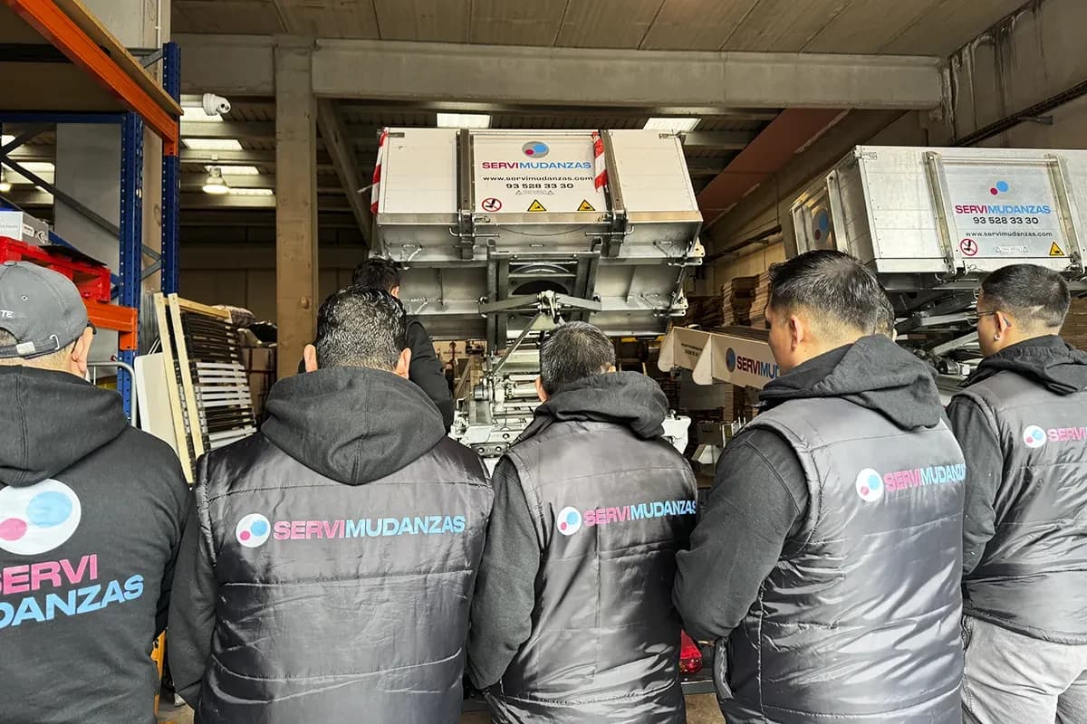 Almacén de Servimudanzas con cajas de mudanza marca apiladas listas para usar