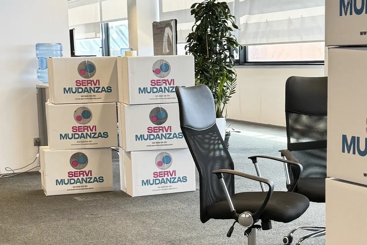 Cajas Servimudanzas apiladas en oficina antes de mudanza profesional