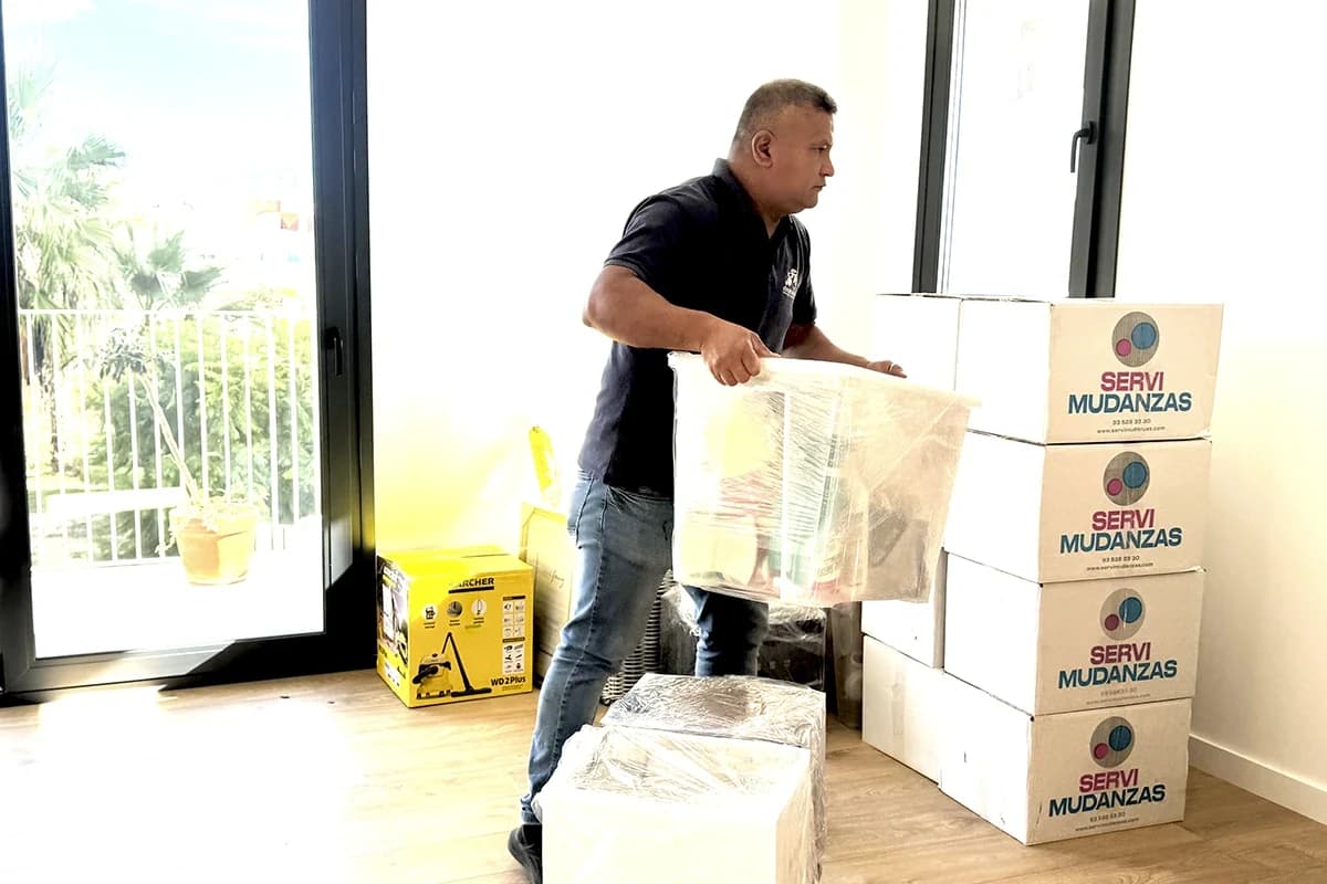 Embalaje profesional en mudanza de particular con cajas marca Servimudanzas