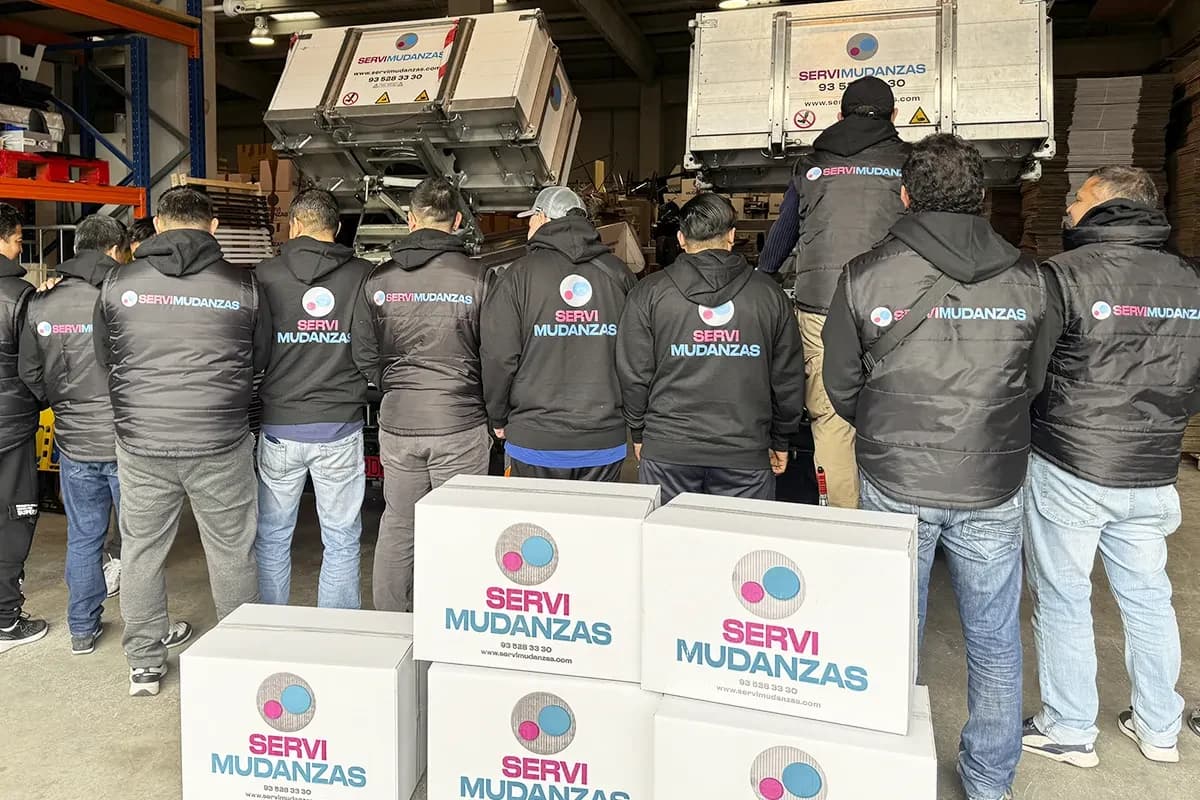 Equipo de operarios especializados de Servimudanzas en plantilla propia