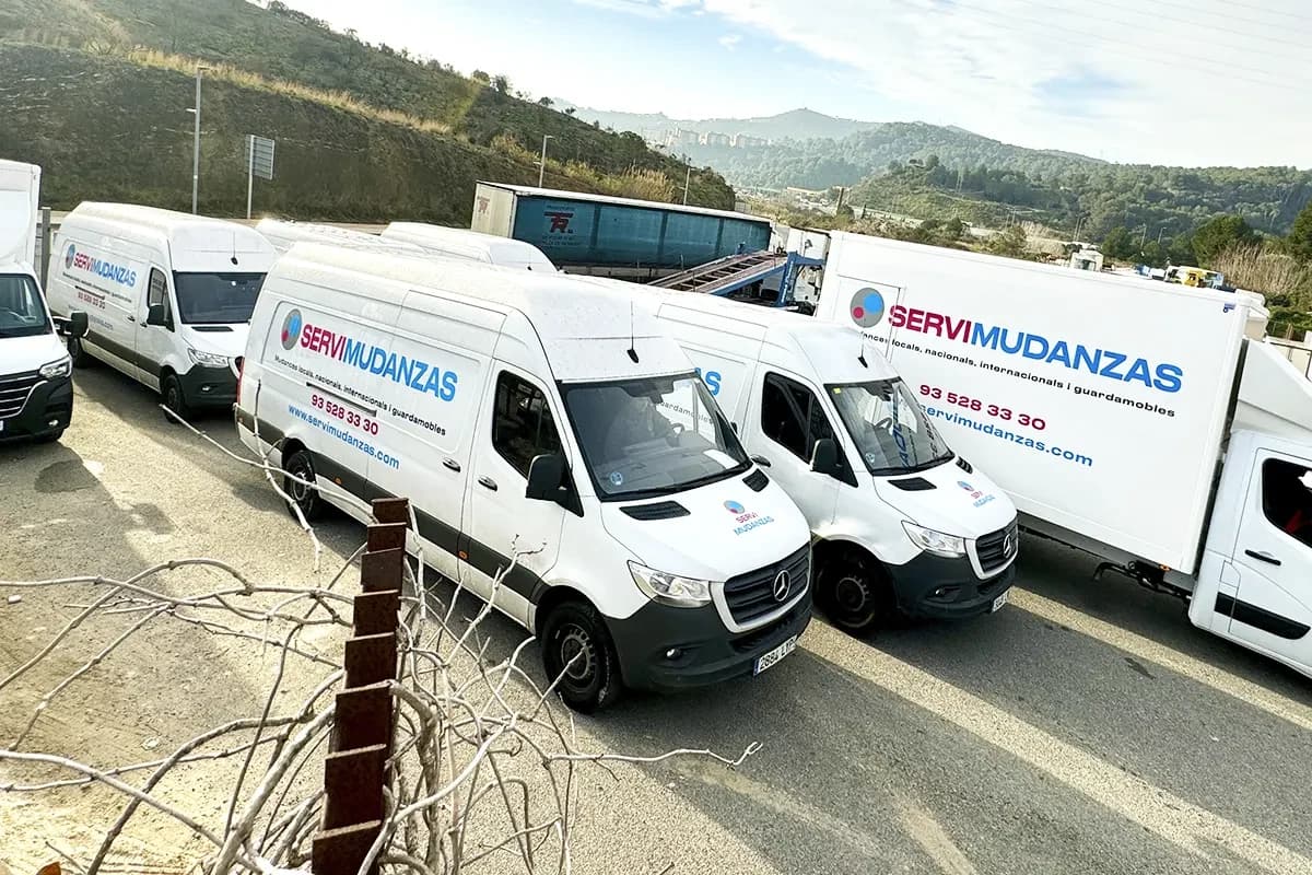 Flota de vehículos de mudanza Servimudanzas aparcados en zona de servicio