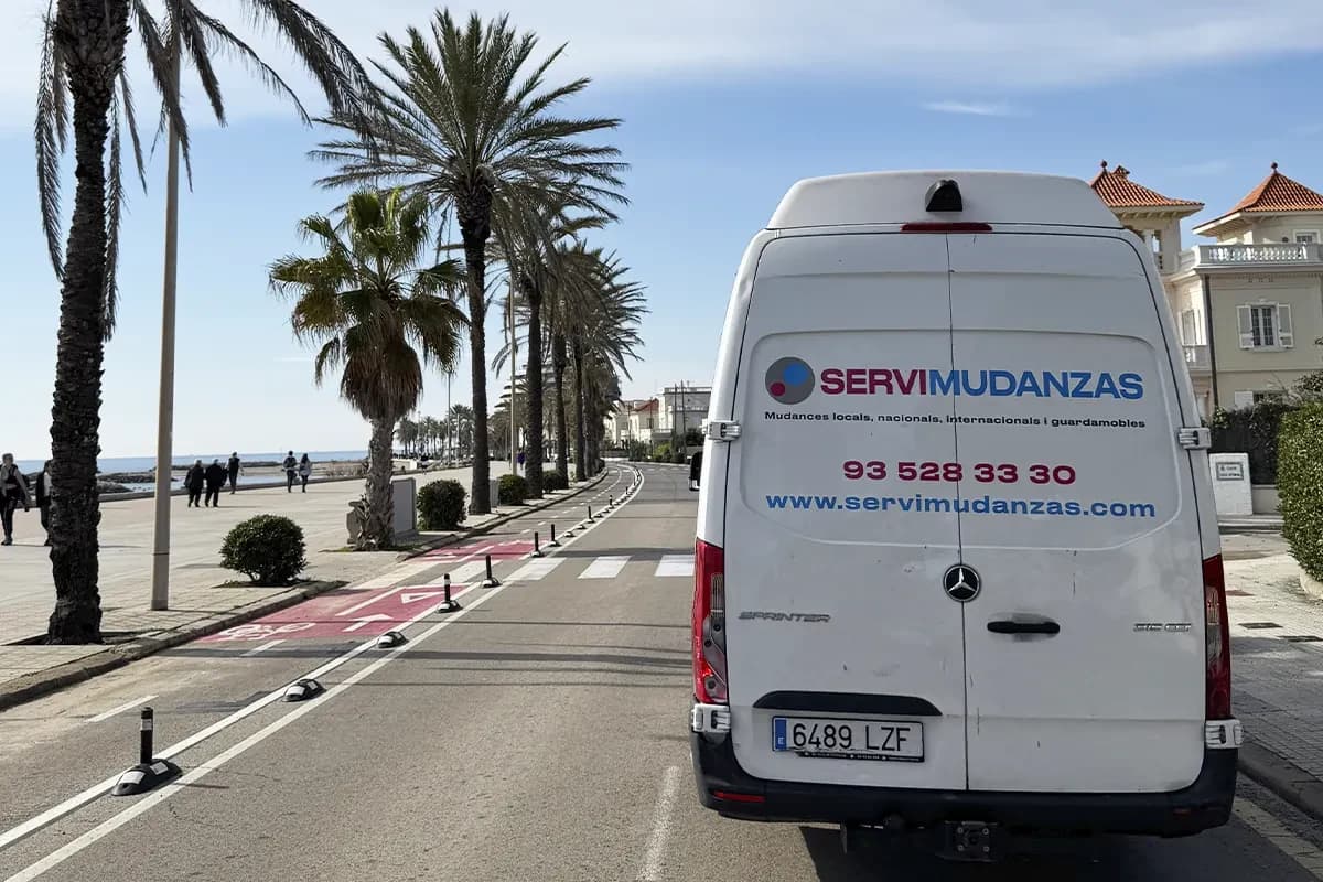 Detalle de furgoneta de mudanza Servimudanzas con marca corporativa
