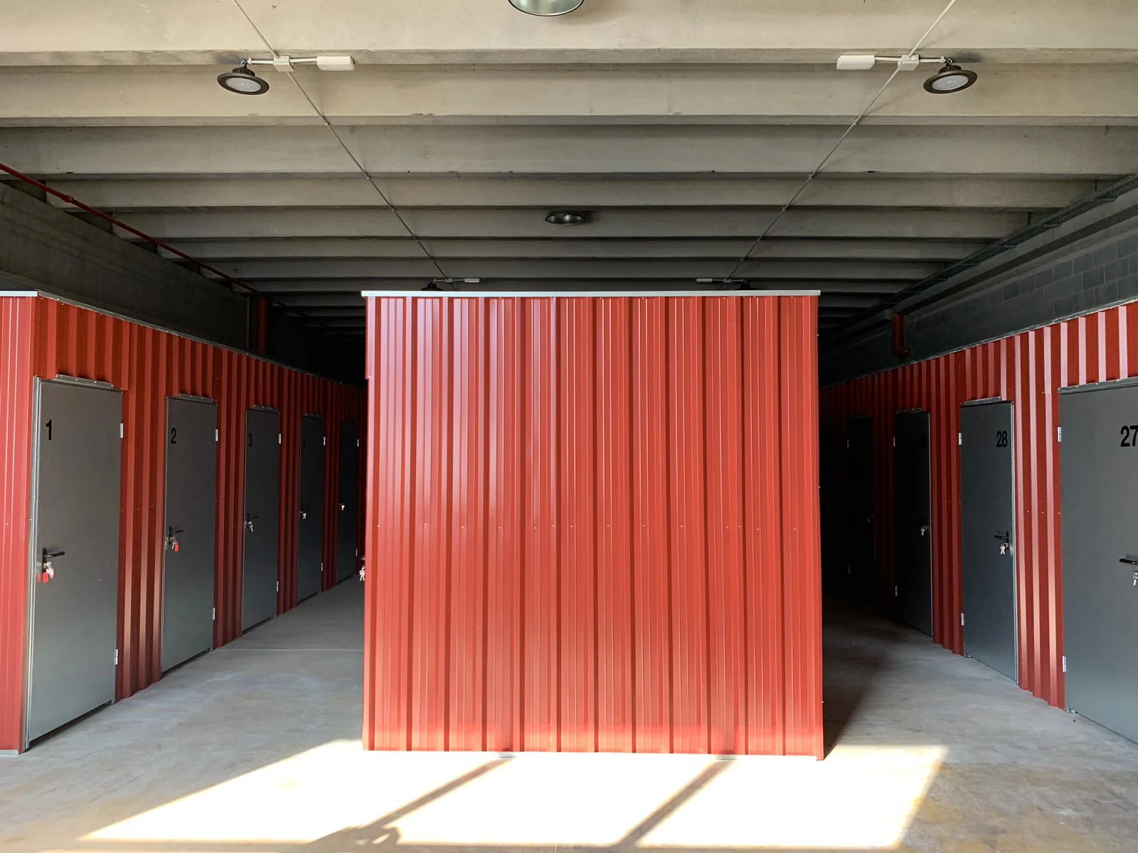 Distribución modular de trasteros individuales en el guardamuebles de Montcada i Reixac