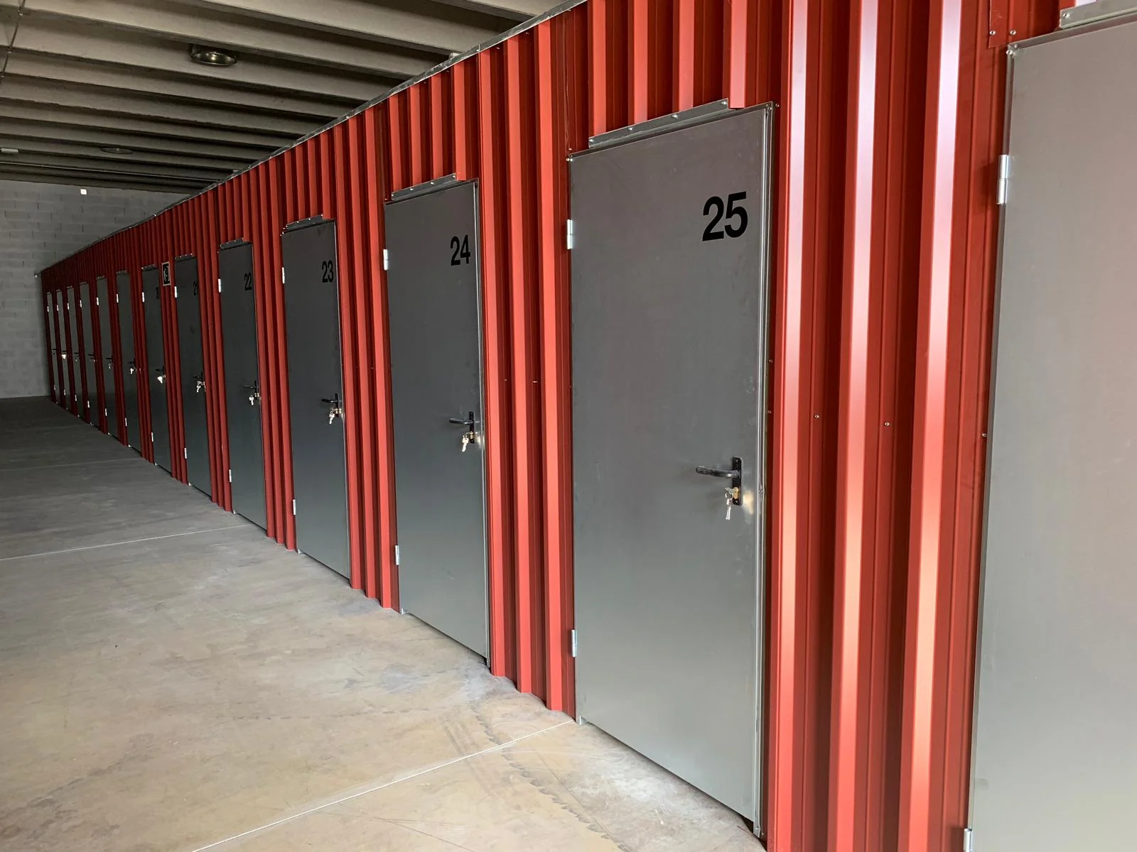 Trasteros numerados del 22 al 25 del guardamuebles en Sant Cugat, disponibles en diferentes tamaños