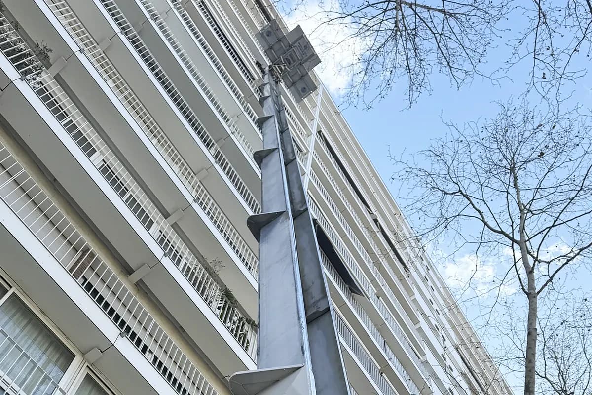 Operario de Servimudanzas supervisando trabajo en altura con plataforma elevadora