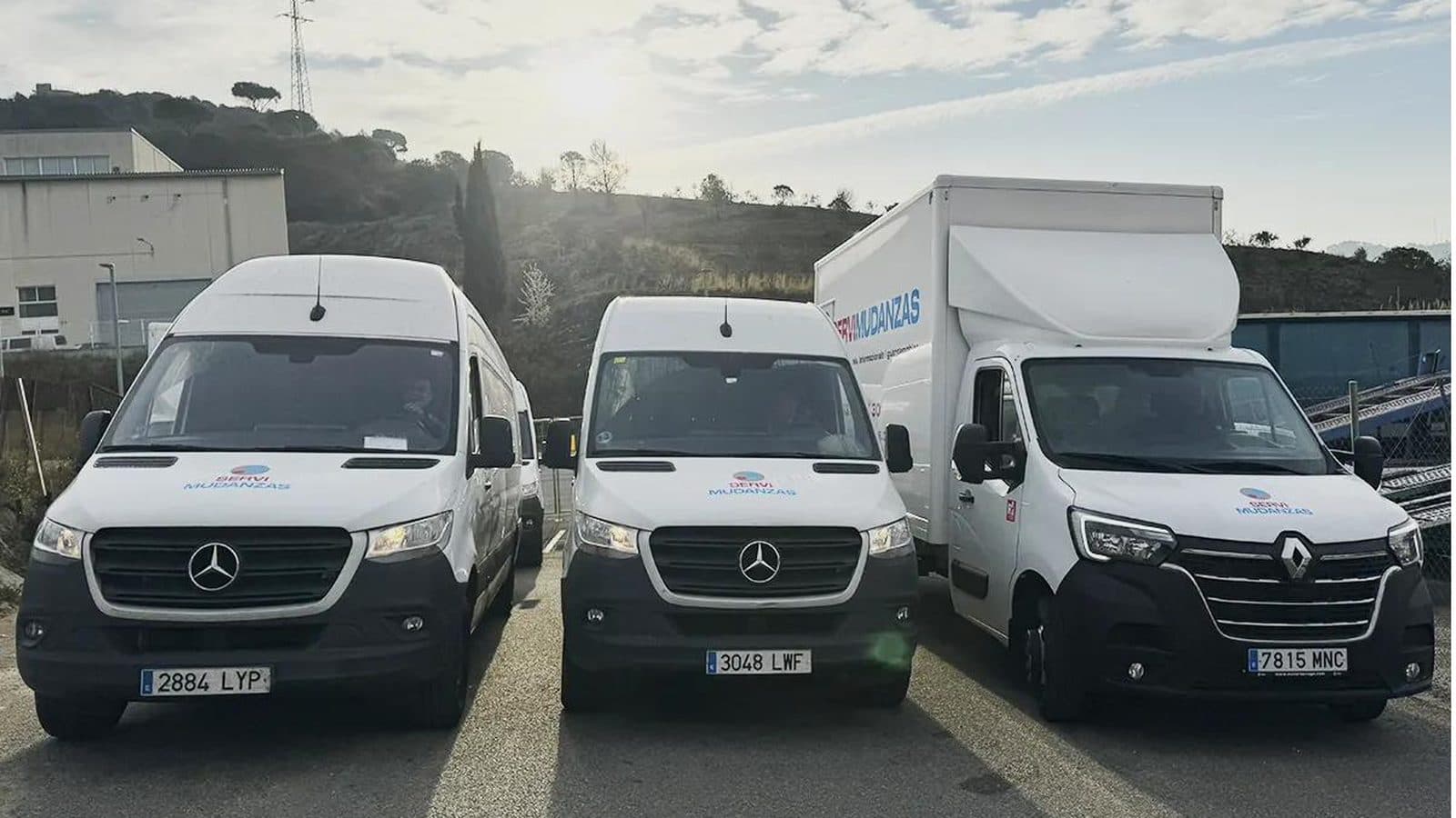Equipo de Servimudanzas cargando un camión en una calle de Barcelona, con clientes satisfechos