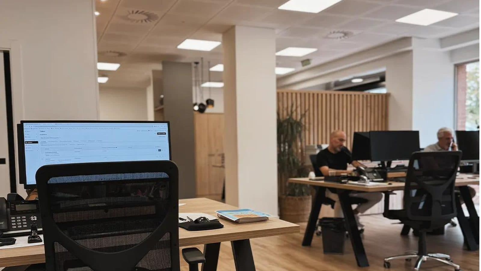 Equipo de Servimudanzas trasladando mobiliario de oficina en un edificio de Barcelona