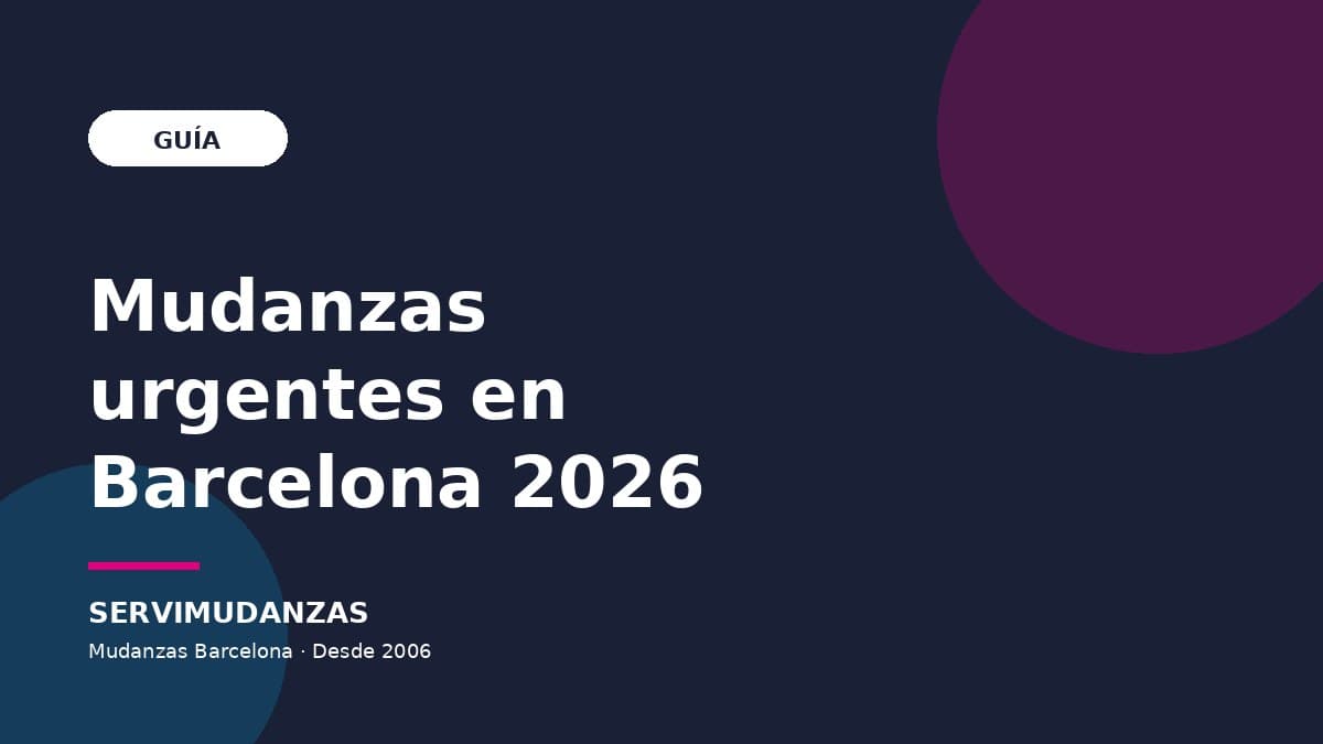 Camión de Servimudanzas con plataforma elevadora desplegada en una calle estrecha del centro de Barcelona