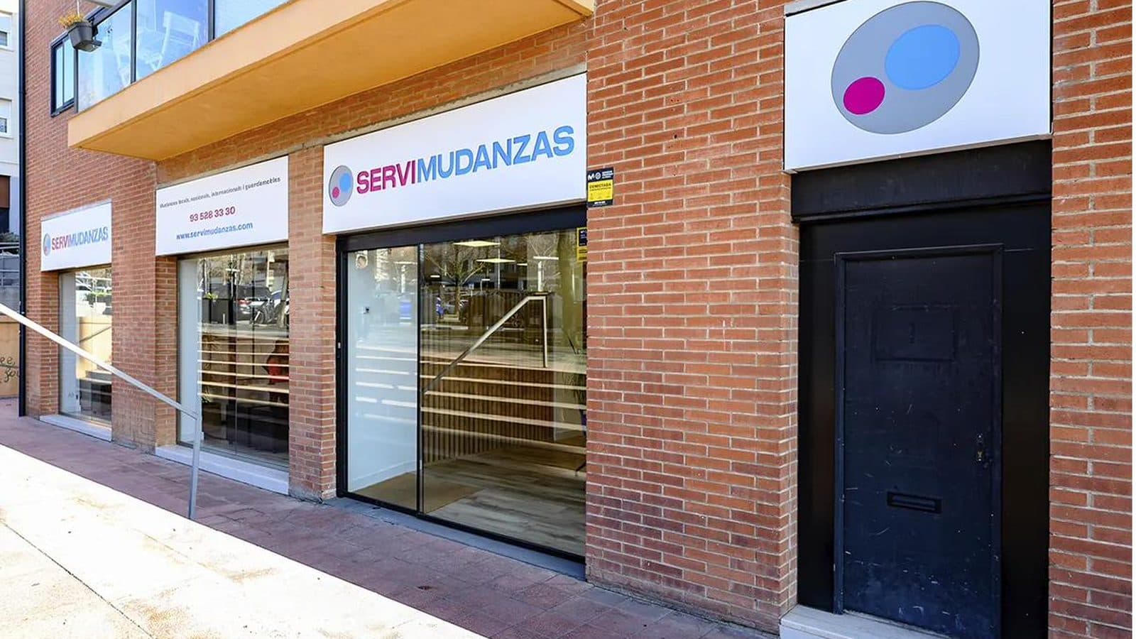 Cliente resolviendo dudas sobre su mudanza con un comercial de Servimudanzas