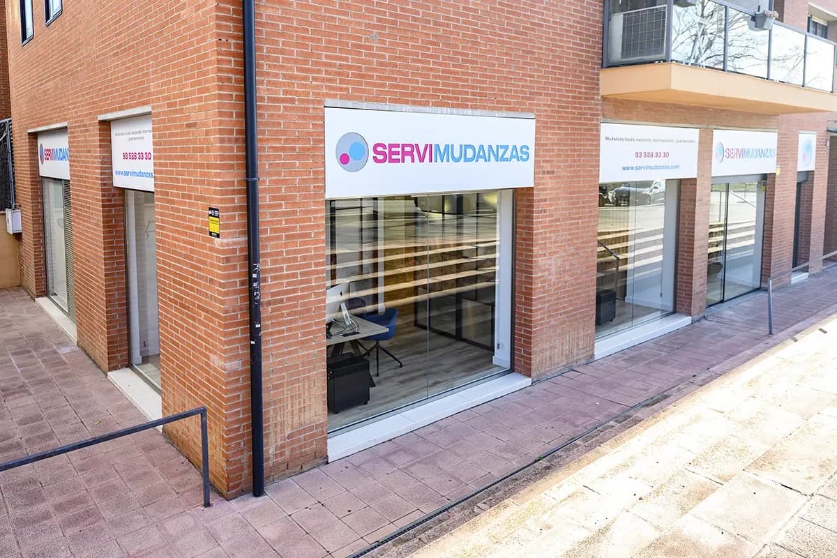 Fachada de las oficinas de Servimudanzas en una calle del centro de Sant Cugat del Vallès, sede de la empresa desde 2006