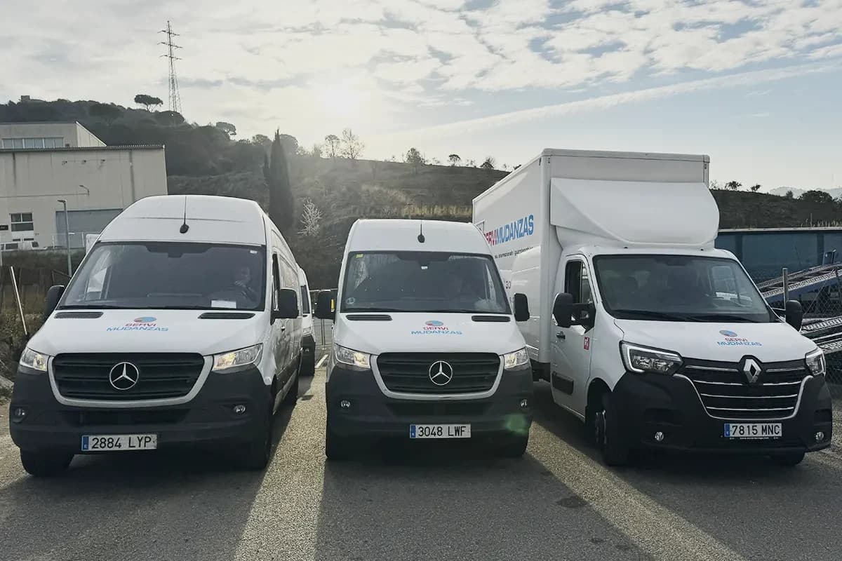 Flota completa de furgonetas y camiones de Servimudanzas, disponible para mudanzas entre Barcelona y Valencia