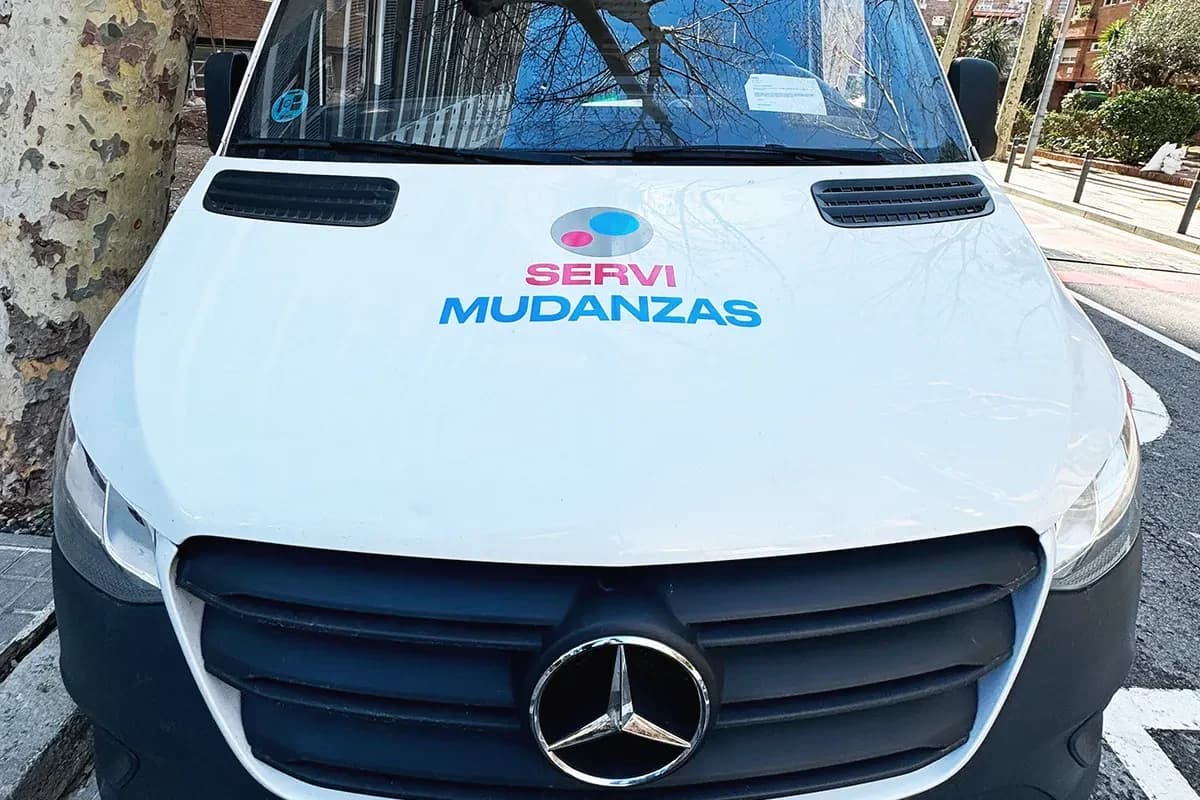 Furgoneta de Servimudanzas aparcada en una calle residencial durante una mudanza en Sabadell