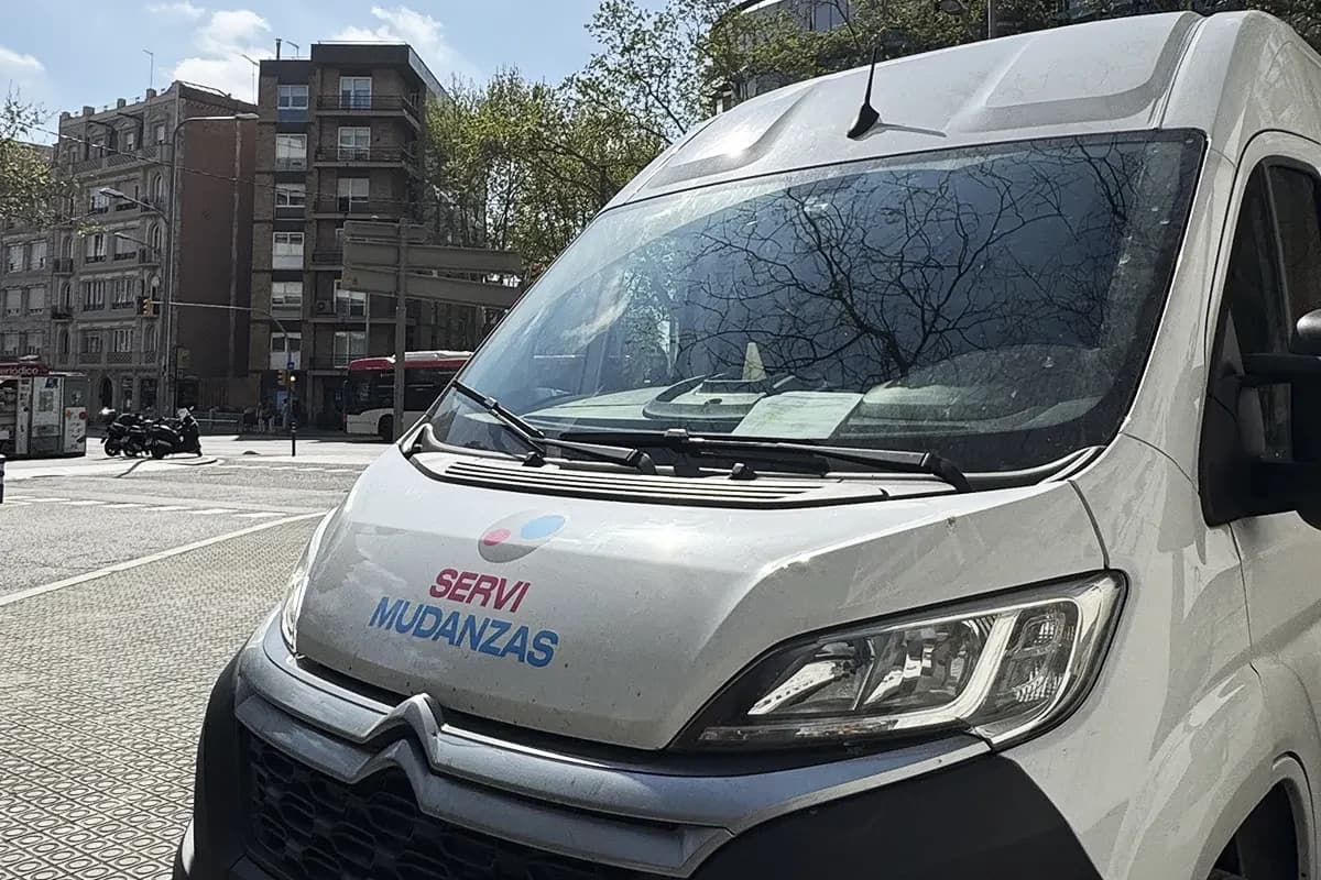 Furgoneta de Servimudanzas cargando los muebles de un piso de alquiler en Barcelona el día antes de entregar las llaves