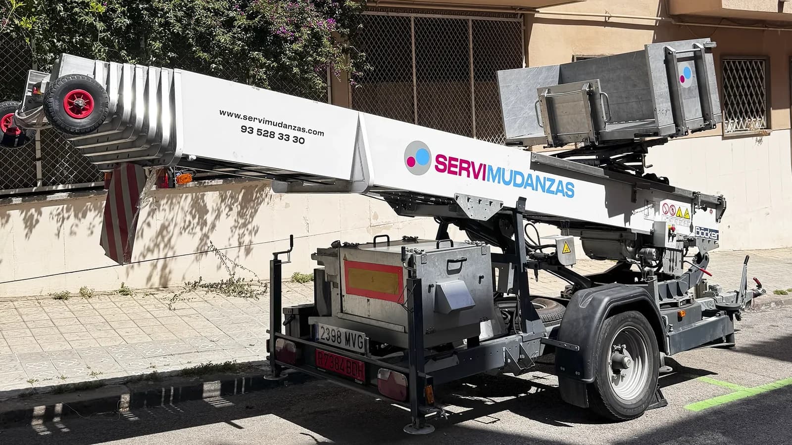 Plataforma elevadora Böcker de Servimudanzas para mudanzas en pisos altos de Barcelona
